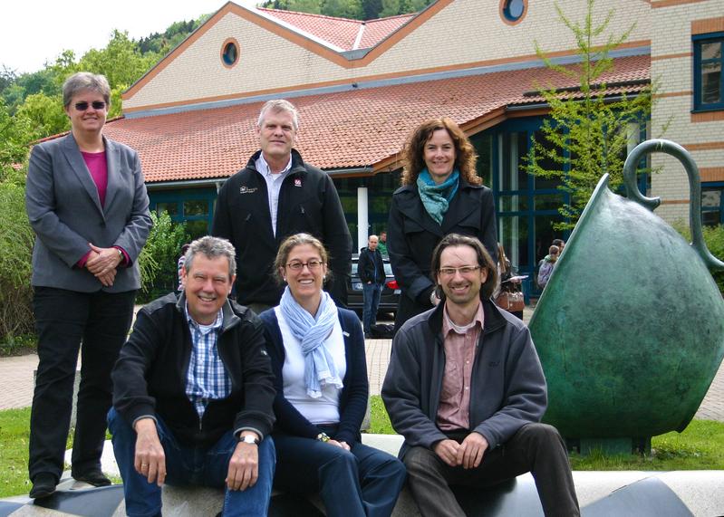 Dr. Tracey Dickson (h.l.), Prof. Anne Terwiel (h.r.) und Prof. John Hull (h.m.) an der Hochschule Harz.
