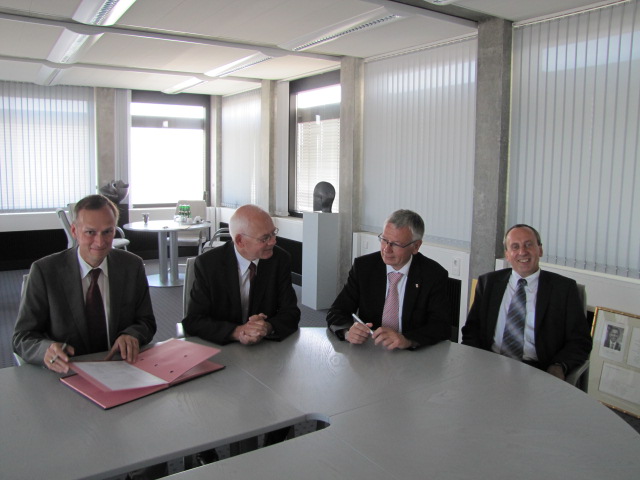 Bei der Vertragsunterzeichnung: Prof. Dr. Marc Piazolo, Prof. Dr. Reinhold Hölscher, OB Dr. Klaus Weichel, FH-Präsident Prof. Dr. Konrad Wolf