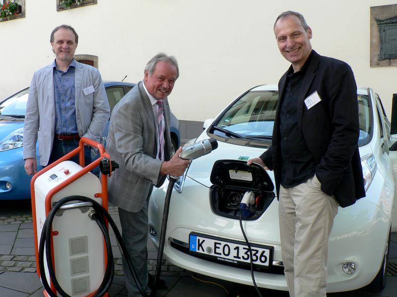 Hoffen auf viele Autos mit Stecker (v. l.): Jürgen Daub (remonet), Gerald Kühn (Wirtschaftsförderung Stadt Siegen) und Prof. Dr. Gustav Bergmann (Uni Siegen/remonet)
