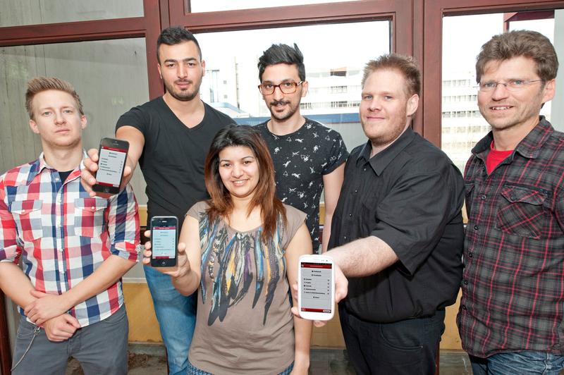 Stolz präsentieren die Entwickler ihren praktischen und vielseitigen Software-Helfer (von links nach rechts): Patrick Teiting, Engin Yüksekkaya, Hanane Nakache, Ghali Taoud, Jens Kaiser, und P