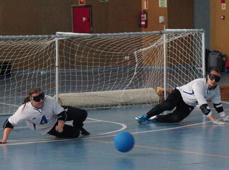 Typische Verteidigungssituation beim Goalball 