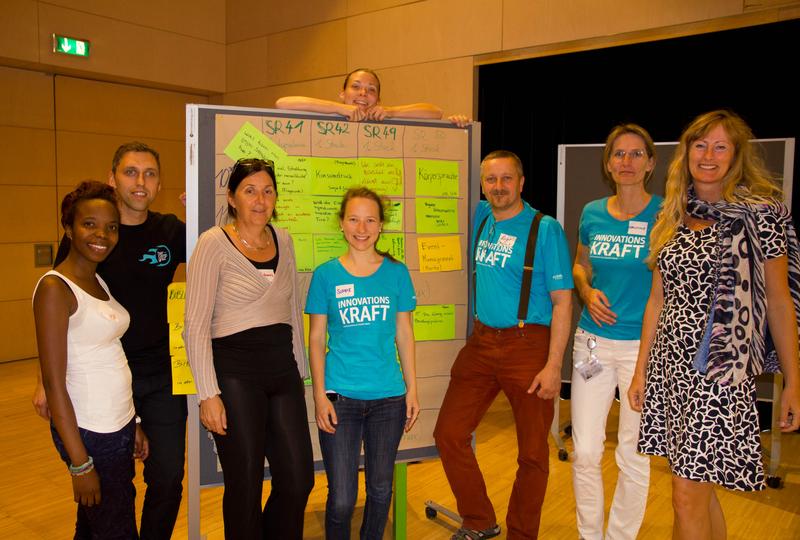 Das Organisationsteam mit Studierenden, Lehrenden und Marketing-Team der FH JOANNEUM sowie Barcamp-Moderator Robert Gutounig (2.v.l.) vor dem Session-Board des VWA-Barcamps