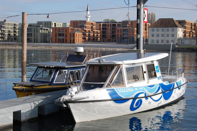 Schiffsantrieb per Solar- und Brennstoffzellen: Das Forschungsboot Solgenia (rechts) der Hochschule Konstanz nutzt beides. Links liegt die Korona, in den 80ern eines der weltweit ersten Solarboote. 