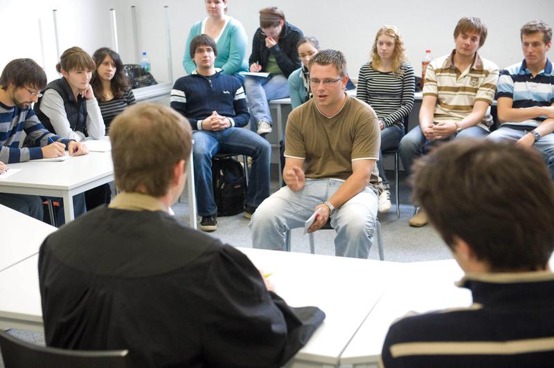 Studenten schlüpfen am 28. Juni bei einer simulierten Gerichtsverhandlung in die Rolle von Richtern, Staatsanwälten, Anwälten. Das Foto zeigt ein früheres Seminar.