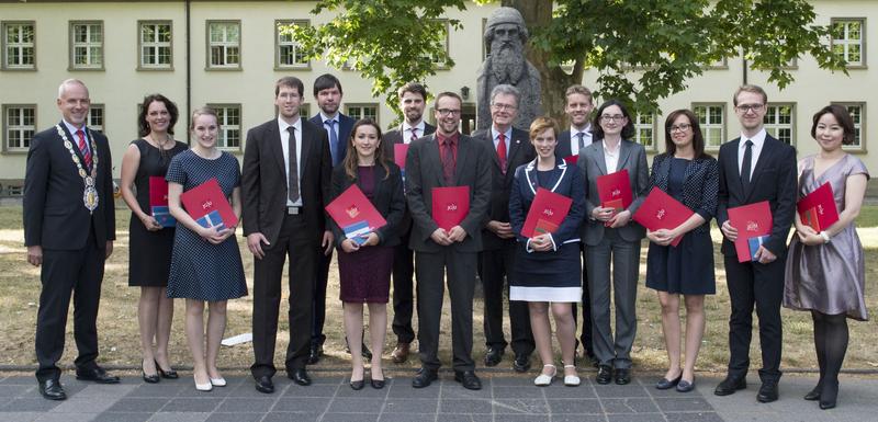 Die Preisträgerinnen und Preisträger des DIES ACADEMICUS mit JGU-Präsident Univ.-Prof. Dr. Georg Krausch (l.) und dem stellv. Vorsitzenden der Freunde der Universität Mainz, Ferdinand Scherf (9.v.l.).
