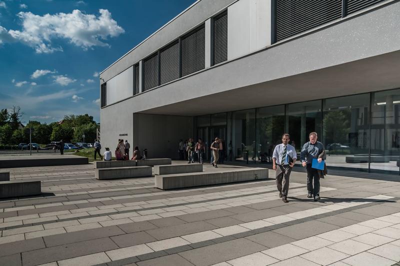 Vor dem Peter-Dierich-Haus  -  Hörsaalgebäude am Campus Zittau