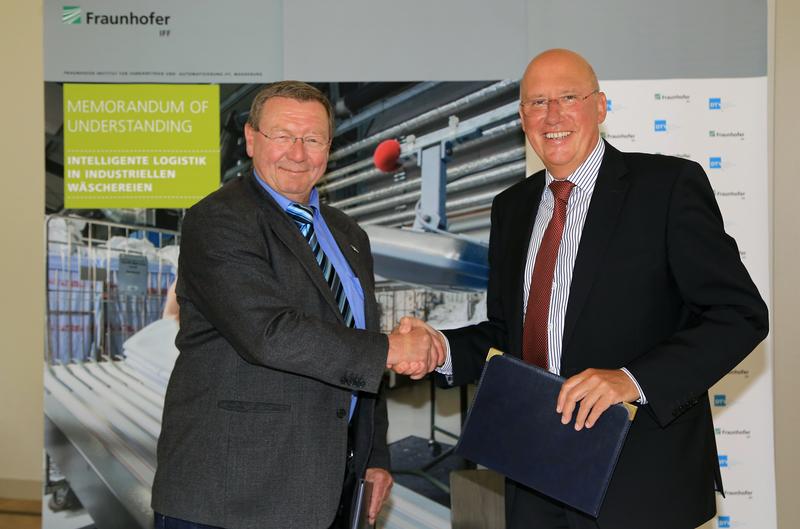 Joachim Krause (li), DTV, und Professor Michael Schenk (re), Fraunhofer IFF, bei der Unterzeichnung der Kooperationsvereinbarung während der 17. IFF-Wissenschaftstage..