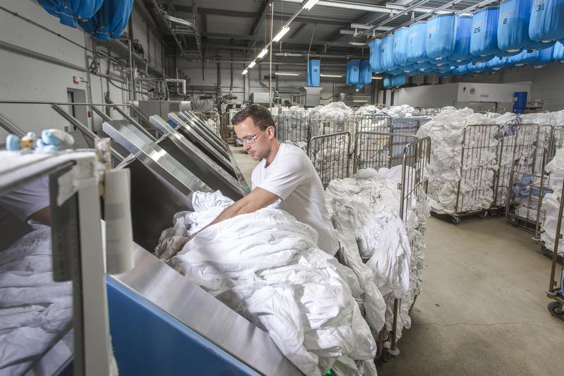 Großwäscherei. Die Arbeit ist sehr anstrengend und der Energieverbrauch der Unternehmen hoch. Zusammen mit dem Fraunhofer IFF wollen die Wäschereien nun Lösungen für effizientere Prozesse entwickeln.