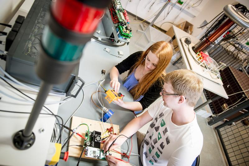 Elektronik-Studierende im neuen Research Studio der FH JOANNEUM