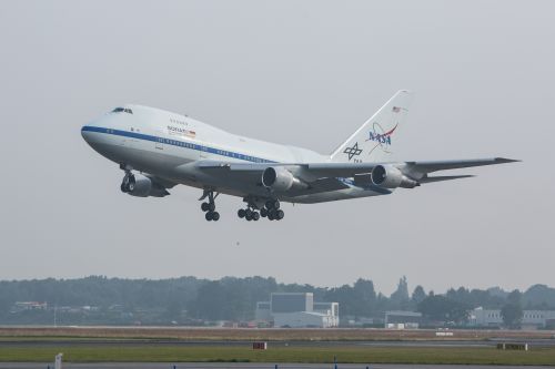 Nach einem Vorbeiflug ist SOFIA am 28. Juni 2014 um 8:44 am Flughafen 