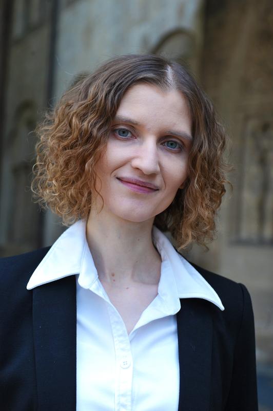 Prof. Dr. Jessica Schmidt, LL.M. ist Lehrstuhlinhaberin für Bürgerliches Recht, deutsches, europäisches und internationales Unternehmens- und Kapitalmarktrecht (Zivilrecht I) der Universität Bayreuth