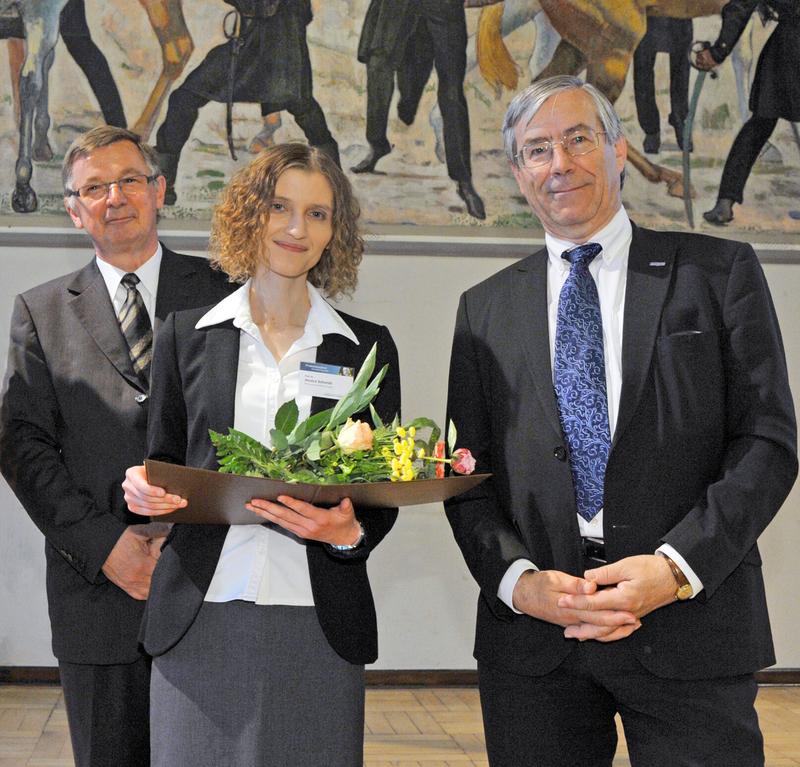 Habilitationspreis für Prof. Dr. Jessica Schmidt (M.); Dr. Komusiewicz (l.), Vorstand der Gesellschaft der Freunde und Förderer der FSU Jena e.V.; Prof. Dr. Dicke (r.), Rektor der FSU Jena