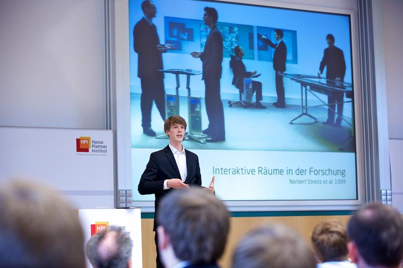 Dank Soft Skills-Förderung gute Präsentatoren von Wissenschaft: Studenten beim HPI-Bachelorpodium