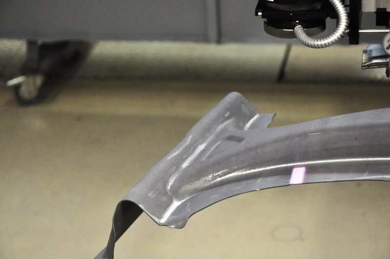 Wärmebehandlung mit Laserstrahl an einer B-Säule.