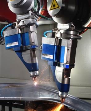 Laserstrahlschneiden einer B-Säule. 