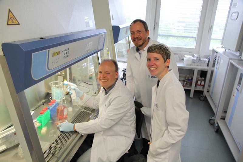 Professor Dr. Holger Bastians, Institut für Molekulare Onkologie der UMG, mit den beiden Erstauto-ren der Studie Dr. Norman Ertych und Dr. Ailine Stolz ( Institut für Molekulare Onkologie der UMG)