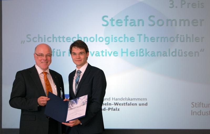 Dr. Thomas Gräbener, Kuratoriumsmitglied der Stiftung Industrieforschung (links) überreicht den Preis an Stefan Sommer.