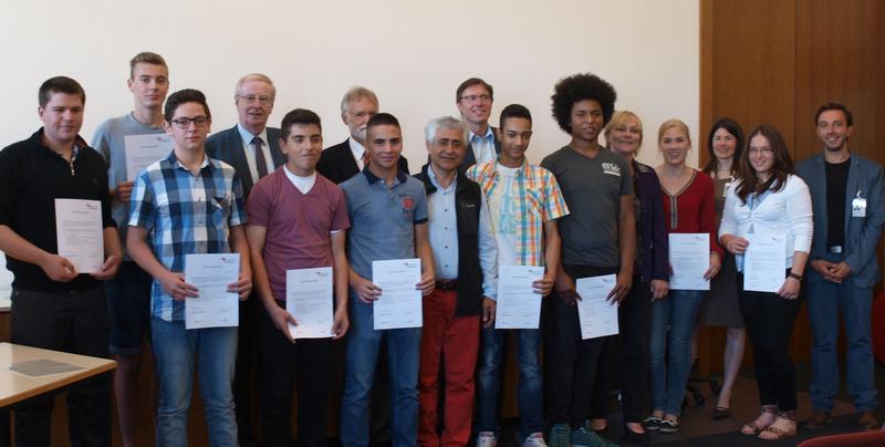 Ein gutes Team: Vertreter und Vertreterinnen der Geldgeber, Organisatoren, der Schulleitung sowie der Schülerinnen und Schüler bei der Urkundenübergabe.