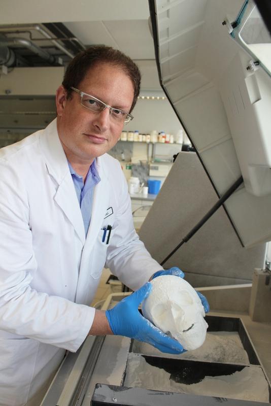 Dipl.-Biol. Daniel Seitz leitet die Modellierung und den 3D-Druck der ‚Test-Schädel‘.