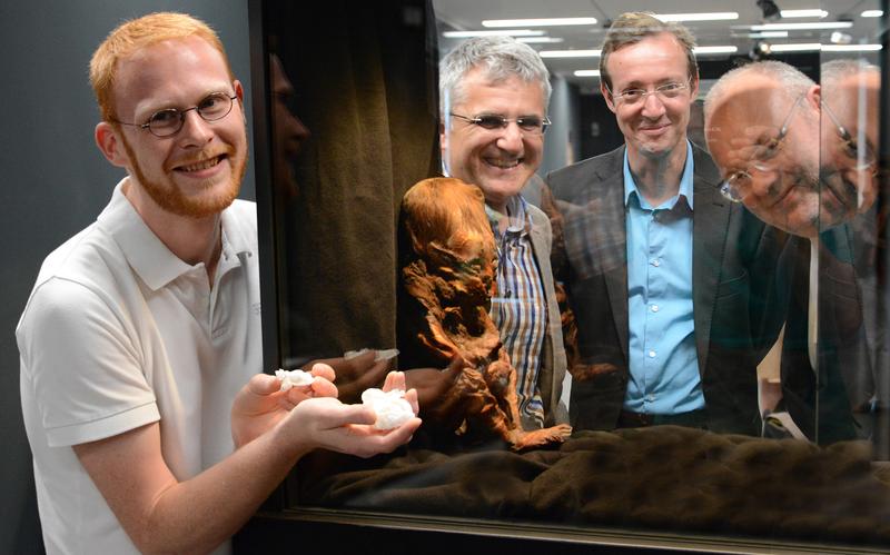 (v.l.) Stephan Arens (Universität Paderborn) mit einem 3-D-Modell des Mumienherzens, PD Dr. Nikolaus Haas, Dr. Michael Zelle und Prof. Dr. Wolfgang Burchert