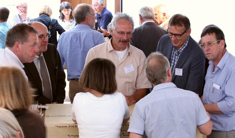 Lebhafte "World Café"-Diskussion mit (v.l.n.r.) Herr Dr. Loges, Herr Dr. von Schaaffhausen, Frau Prof. Dr. Schäfer, Herr Dr. Zerger, Herr Rippin, Herr Dr. Wilbois, Herr Dr. Bachinger