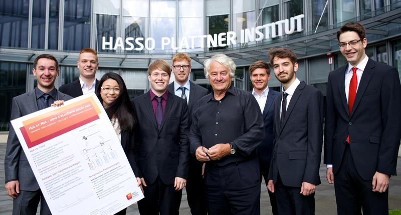 Stolzer Stifter: Ein Bachelorteam entwickelte am Fachgebiet von HPI-Gründer Prof. Hasso Plattner eine Lösung, die Unternehmensdatenbanken weniger speichern und scheller rechnen lässt.