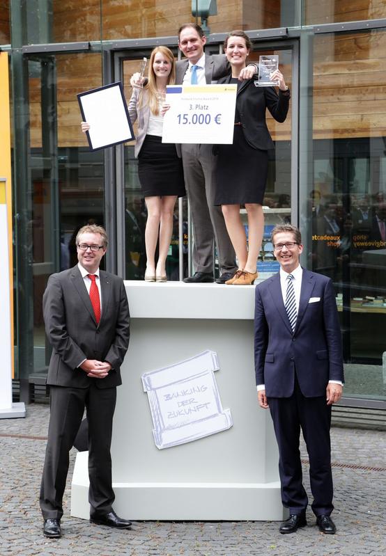 Auf dem Siegerpodest Christina Spriegel (links) und Anna Maria Oberländer zusammen mit Dr. Florian Moser; vorne (v.l.) Ralf Stemmer und Frank Strauß vom Vorstand der Deutschen Postbank AG.