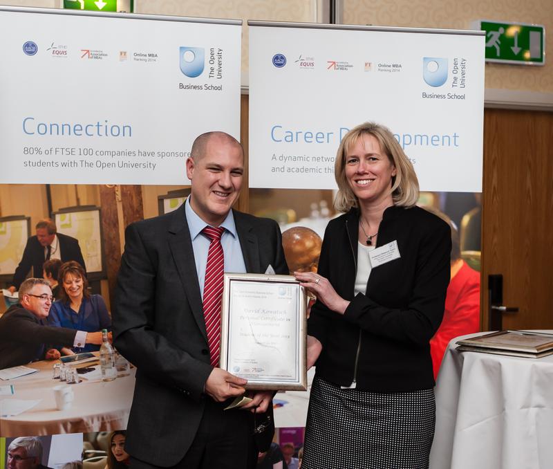 David Kowatsch mit Dean Professor Rebecca Taylor bei der Urkundenverleihung