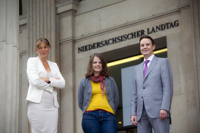 Professorin Hilfiker-Kleiner, Julia Hamburg und Professor Bauersachs (von links) vor dem Landtag. 