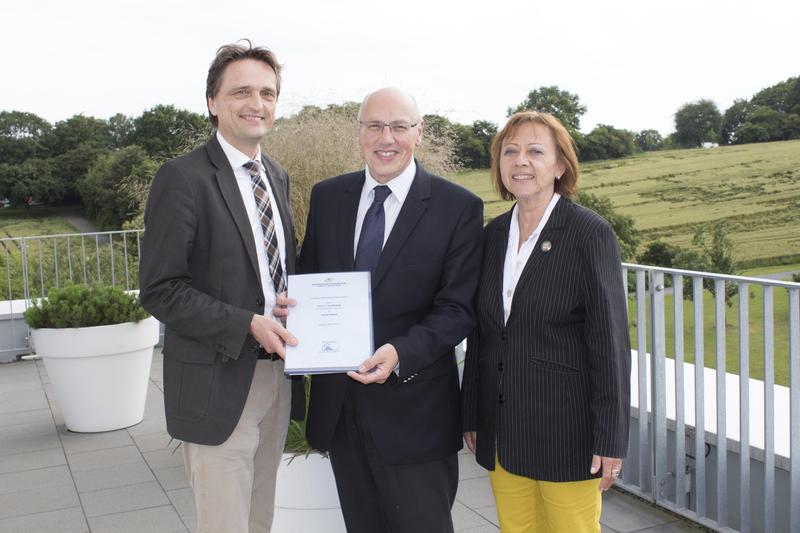 An der Hochschule Osnabrück nahm Kurt Bodewig (Mitte) die Urkunde von Präsident Prof. Dr. Andreas Bertram und Prof. Dr. Marie-Luise Rehn, Vizepräsidentin für Akademisches Management, entgegen.