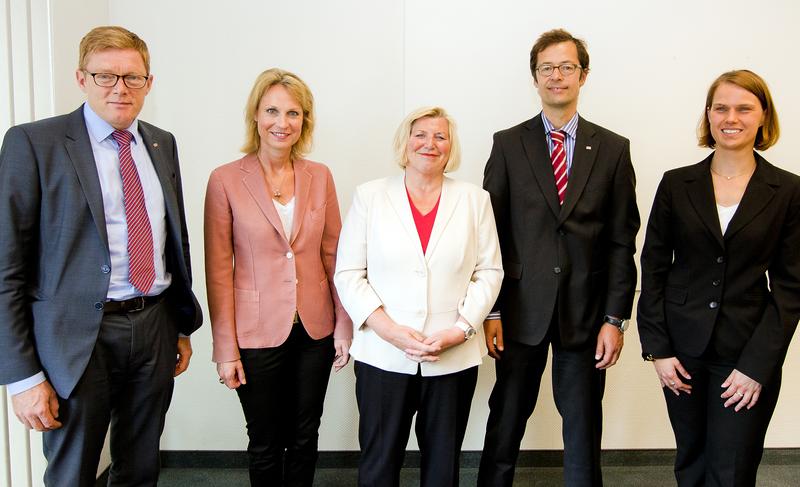 MHH-Präsident Prof. Christopher Baum, Professorin Dr. Anette Debertin, Ministerin Cornelia Rundt, Professor Dr. Michael Klintschar und Dr. Tanja Germerot (von links).