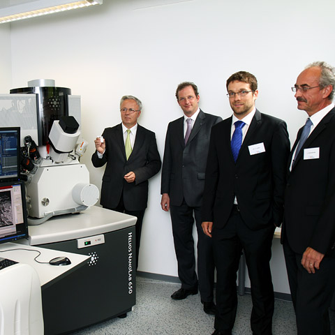 Einweihung des neuen Großgeräts zur Nanostrukturierung im NSC der TU Kaiserslautern: TU-Präsident Prof. Dr. Helmut J. Schmidt, Prof. Dr. Georg von Freymann (FB Physik und Landesforschungszent
