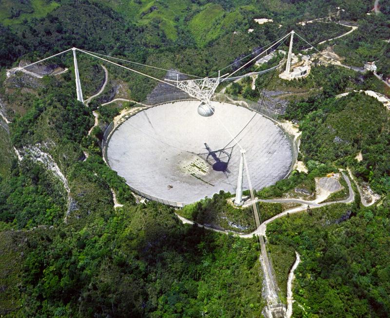 Das 305m-Arecibo-Radioteleskop, in einem natürlichen Tal auf der Insel Puerto Rico gelegen.