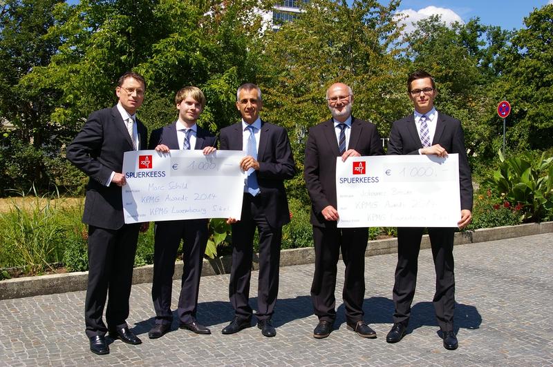 Die Studenten Marc Schild (2. v.l.) sowie Johannes Biewer (r.) freuen sich über die Anerkennung. Weiter: Die Professoren Michael Olbrich (l.), Gerd Waschbusch und KPMG-Partner Thomas Feld