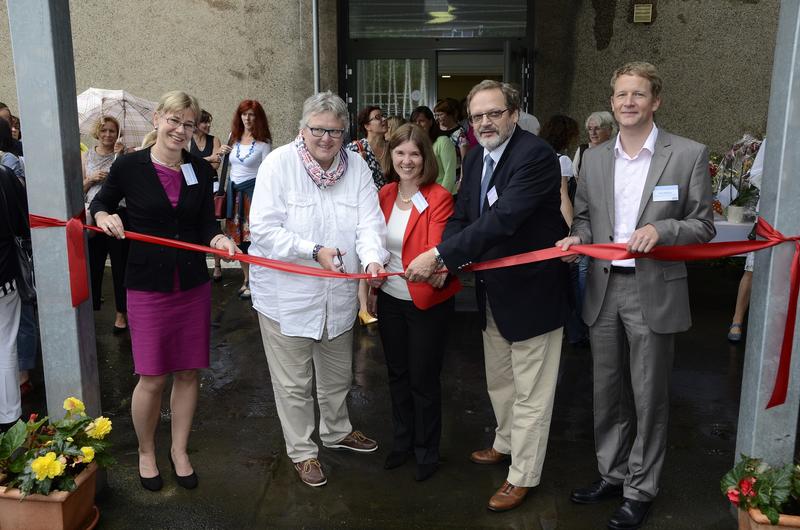 Prof.Kerstin Weidner, Staatssekretärin Andrea Fischer, Traumatherapeutin Dr. Julia Schellong, Wilfried Winzer, Kaufmännischer Vorstadn des Uniklinikums und Klinikdirektor Prof. Veit Rößner. Foto: Uni