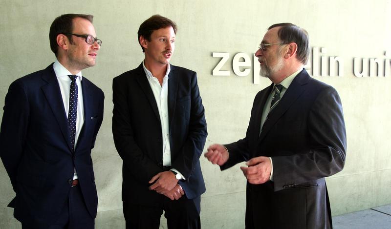 Eröffnung des Forschungszentrums: Der wissenschaftliche Leiter Markus Rhomberg (M.) mit ZU-Präsident Stephan A. Jansen (l.) und Förderer IHK-Präsident Peter Kulitz (r.).