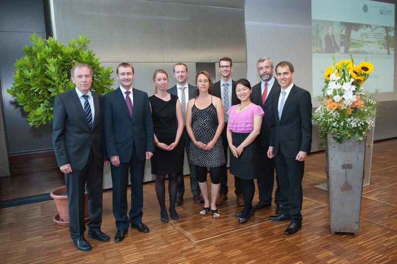 Die Protagonisten des Festakts (1. Reihe v.l.): Universitätspräsident Prof. Karl Joachim Ebeling, Klaus Helmrich (Siemens AG), Preisträger und UUG-Vorstand Hans Hengartner (2. Reihe, ganz rechts)