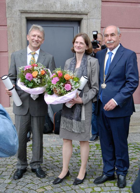 Die Preisträger des diesjährigen Wissenschaftspreises der Stadt Ulm (v.l.): Prof. Gerd Heilscher (Hochschule Ulm) und Prof. Tanja Weil (Uni Ulm) mit OB Ivo Gönner