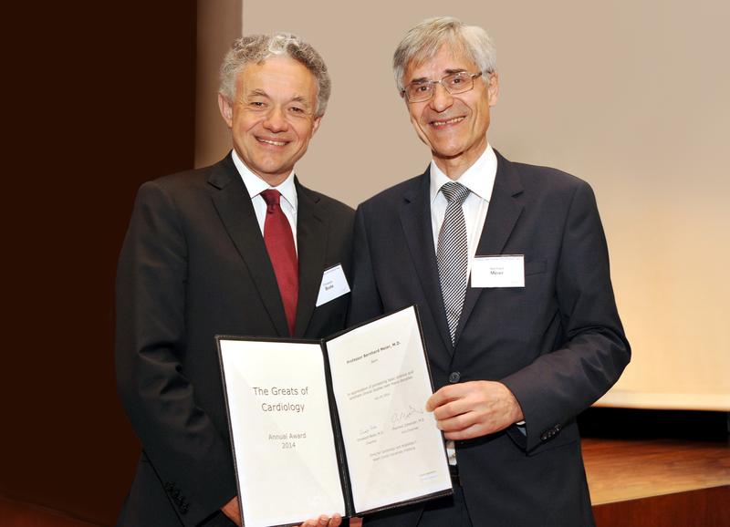 Prof. Christoph Bode (links) vom Herzzentrum der Universität Freiburg (D) überreicht Bernhard Meier vom Inselspital (rechts) die Preisurkunde zur Aufnahme in die Ehrengalerie der Herzmediziner. 