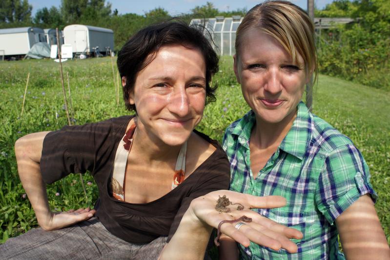 Jun.-Prof. Dr. Anke Hildebrandt (l.) und Dr. Christine Fischer von der Uni Jena haben untersucht, welche Rolle Regenwürmer bei der natürlichen Infiltration von Niederschlagswasser spielen.