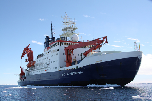 Der derzeitige Forschungseisbrecher Polarstern in der Antarktis. 