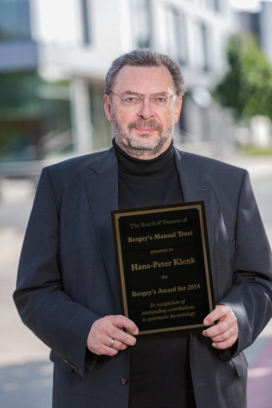 Preisträger des Bergey Awards 2014 - der Mikrobiologe und DSMZ-Wissenschaftlter PD Dr. Hans-Peter Klenk