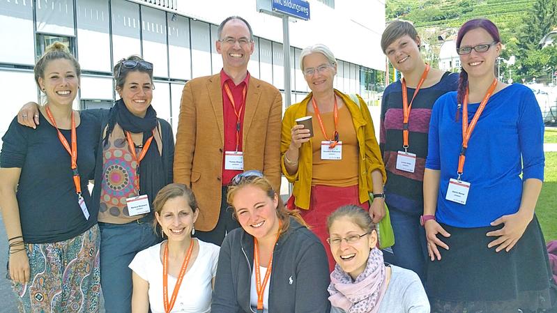 Professor Dr. Thomas Wosch und Dr. Dorothea Muthesius mit Studierenden der Musiktherapie der FHWS auf dem Weltkongress in Krems.