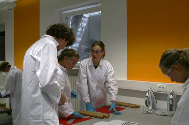 Der Bau eines Schachbretts aus Carbonfasertapes zählt zum praktischen Teil des zweitägigen Programms, das die Schülerinnen und Schüler im Faserverbund-Labor des Schullandheims Bliensbach absolvieren.