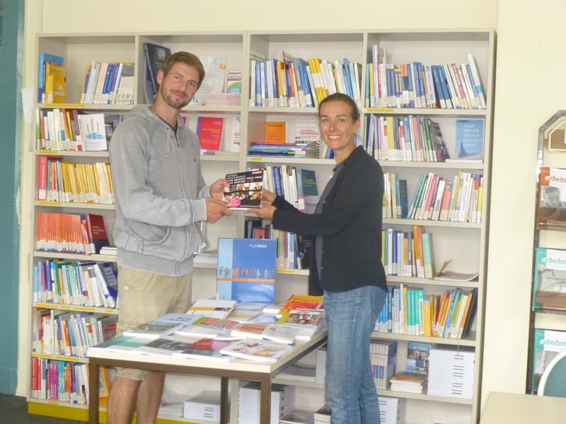Über „genau die richtigen Bücher zur Berufsorientierung“ freuen sich Sebastian Koller und Anja Klütsch 