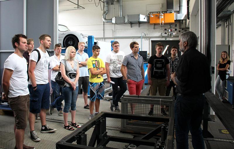 Beim BIINGO-Tag besuchten Gäste der HS Osnabrück viele moderne Labore. Der wissenschaftliche Mitarbeiter Heinrich Munsberg (2.v.r.) berichtete über Praktika und Projekte für Studierende.