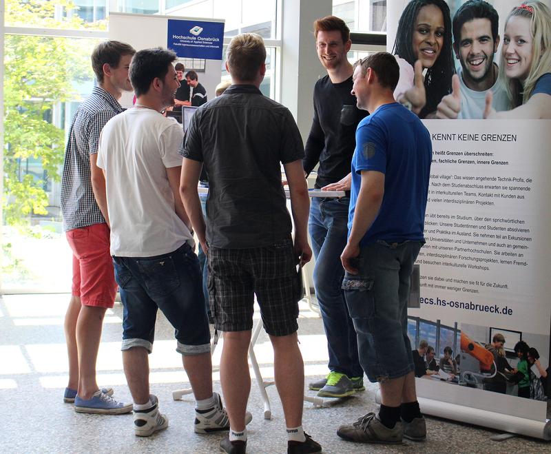 Der Master-Student Christian Schäfer (2.v.l.) fand sofort den richtigen Draht zu den BINGO-Teilnehmern und erzählte ihnen von seinem Auslandssemester im französischen Angers.