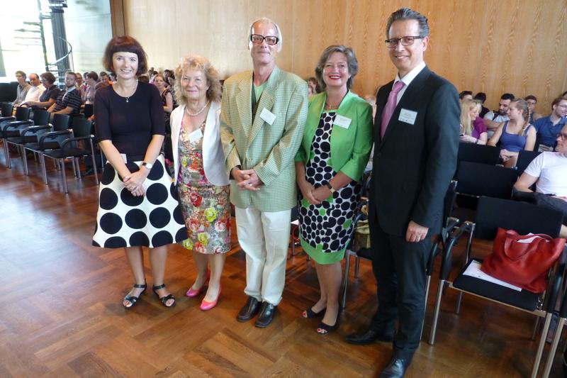 v.l.n.r. Univ.-Prof'in Dr. Oelkers, Univ.-Prof.'in Dr. Alfermann, Univ.-Prof. Dr. Schweer, Univ.-Prof.'in Dr. Möller und Univ.-Prof. Dr. Lennartz 