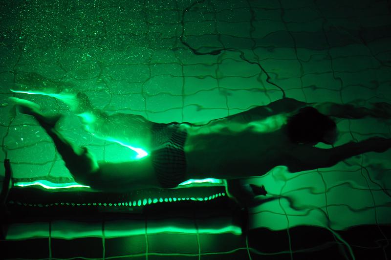 Die Bewegung der angeleuchteten Kügelchen am Schwimmer wird durch die Hochgeschwindigkeitskamera exakt aufgezeichnet und daraus werden im Computer die Strömungsfelder sichtbar gemacht und berechnet.