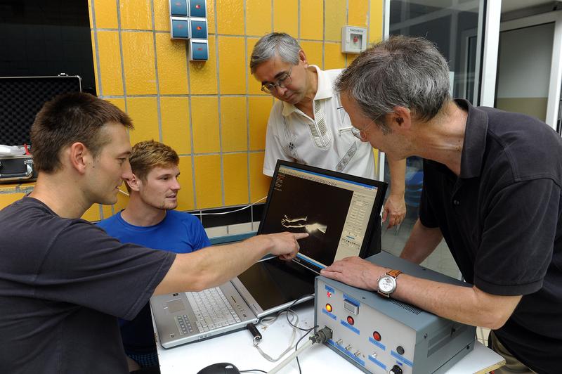 Das Team der Jenaer Sportwissenschaftler (v.l.) Dr. Stefan Hochstein, Phillip Sonnenberg, Anvar Jakupov und Prof. Dr. Reinhard Blickhan bei der Auswertung der Strömungsvisualisierung am Schwimmer.